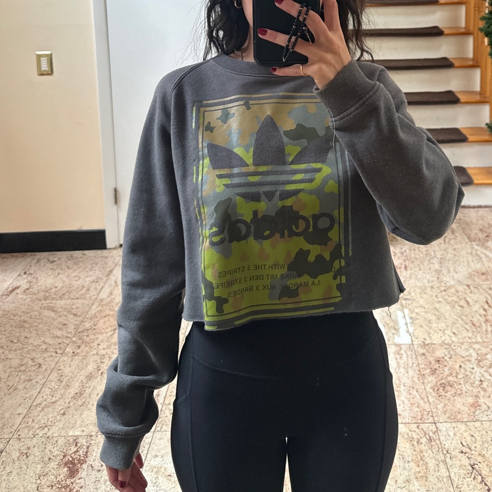 Adidas came logo fleece crop sweatshirt, excellent condition, size medium